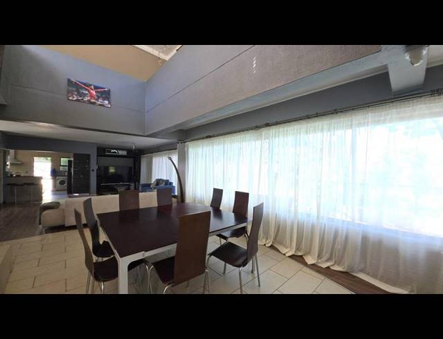 3 BEDROOM HOUSE FOR SALE IN CARIBBEAN BEACH